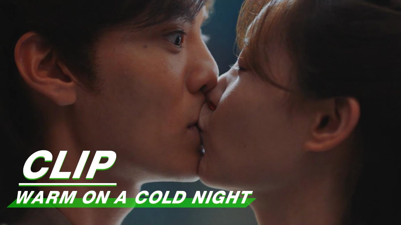 Jiu'er Kisses Han Zheng Under the Moonlight | Warm on a Cold Night EP35 | 九霄寒夜暖 | iQIYI