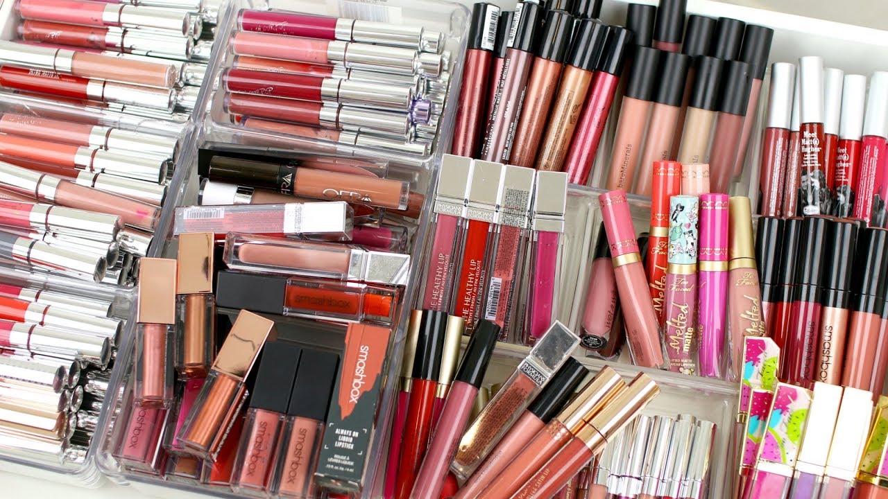 HUGE MAKEUP DECLUTTER 2019! DECLUTTERING ALL OF MY LIPSTICKS