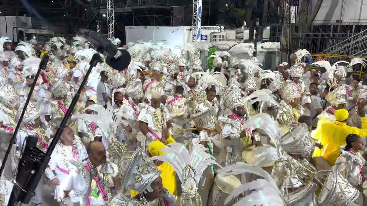 Bateria da Mangueira no primeiro box, carnaval 2023 desfile oficial!