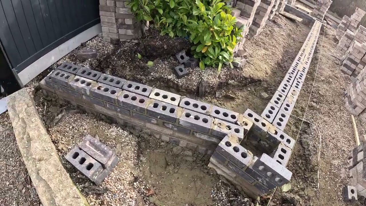 Bricklaying, Setting out garden wall