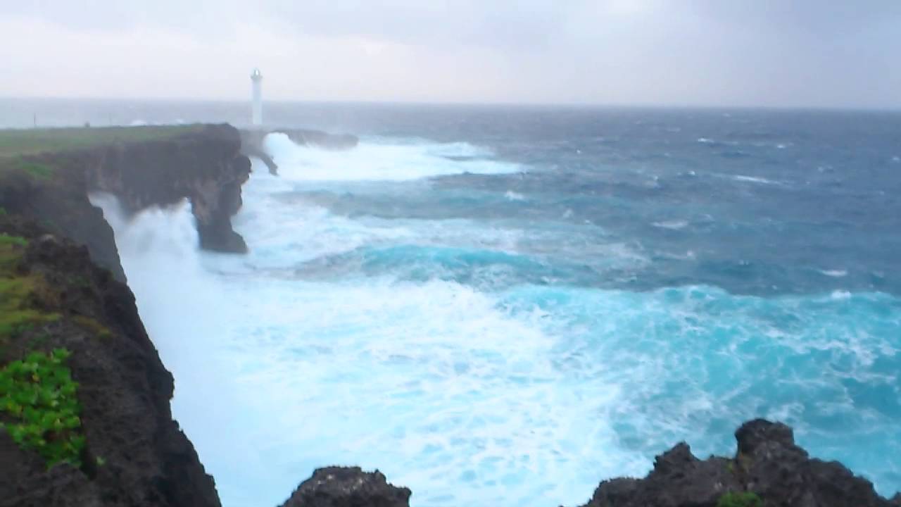 台風あとの残波岬