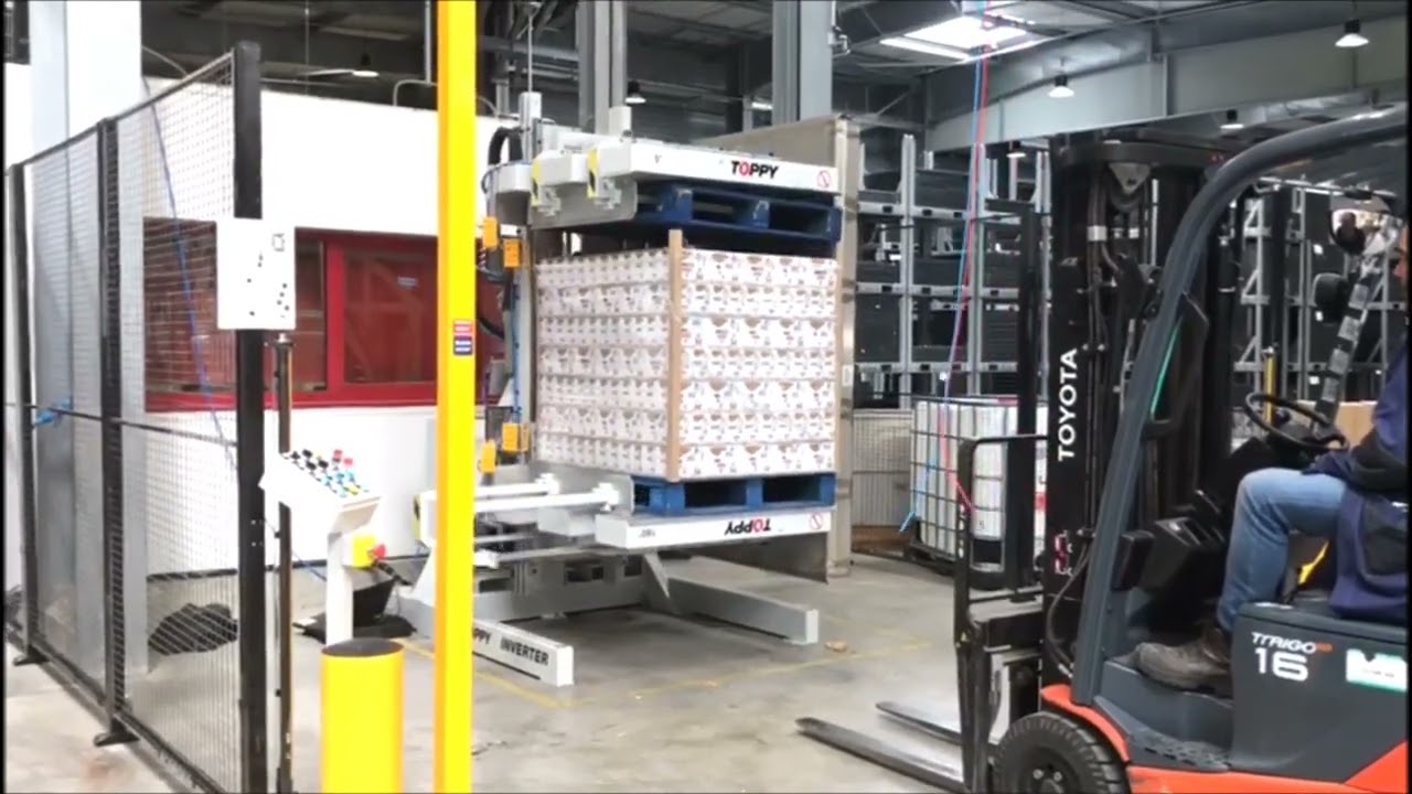 Obrotnica stacjonarna w automacie do palet TOPPY INVERTER  z podwójnych chwytakiem do palet.