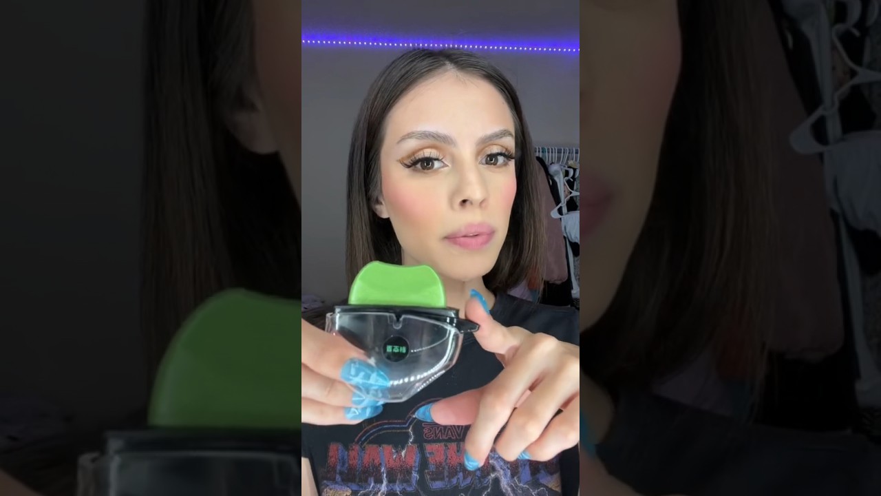 green lipstick?! #colorchanginglipstick