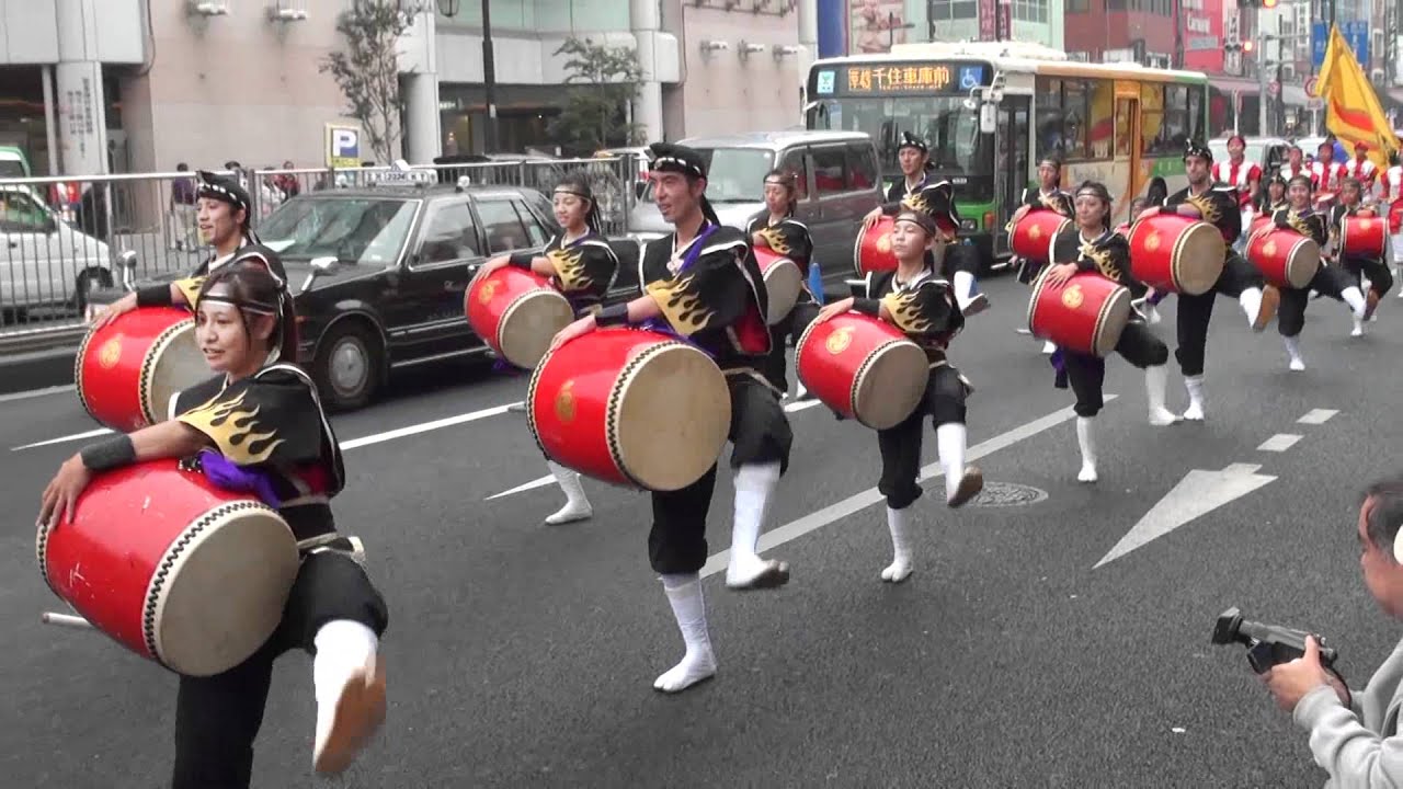 昇龍祭太鼓 ( 三線の花 ) in 浅草国際通り ビートフェスティバル 2011