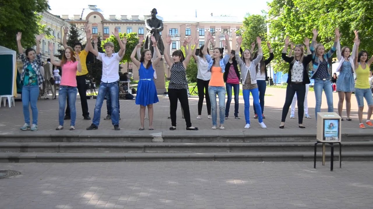 Танец «Я сяду в машину..» от Лазурного на ул.Б.Покровской 19.05.2013