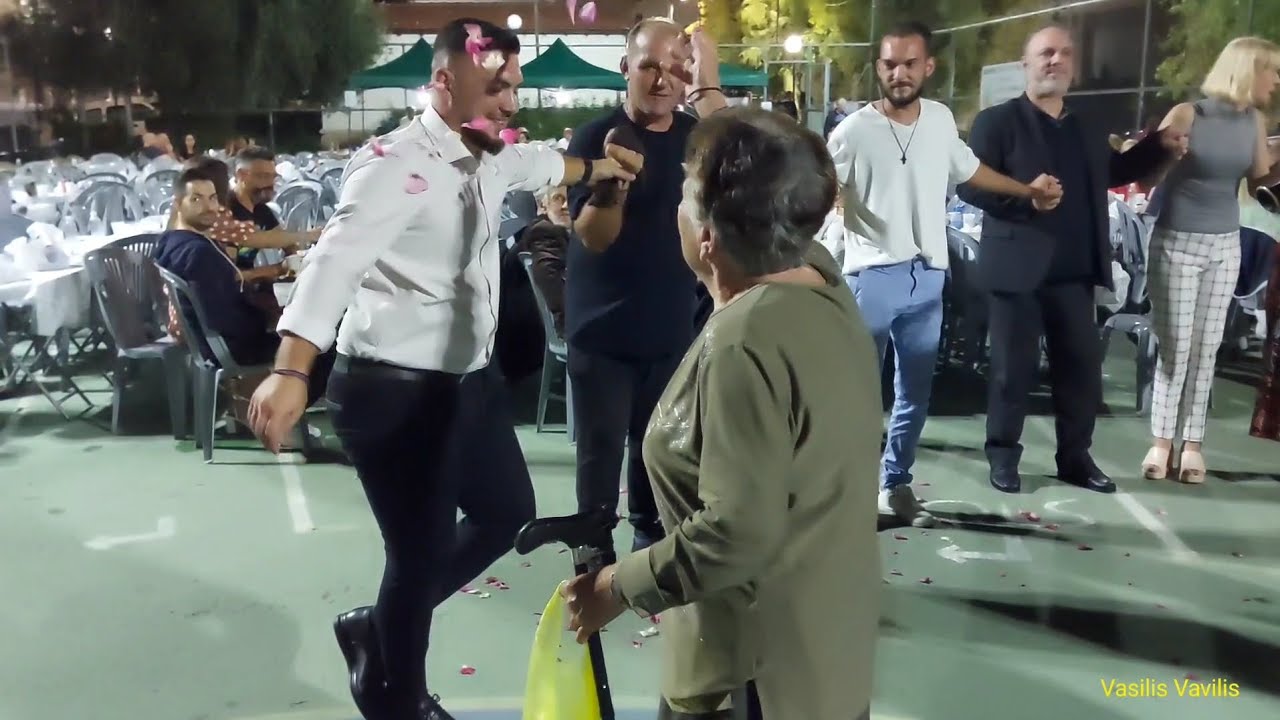 Όταν η γιαγιά Μαρία ρίχνει στον εγγονό της Γιαννη λουλούδια..Χορός στο τόπο - Κλαρίνο ο Τάσος Χουσος