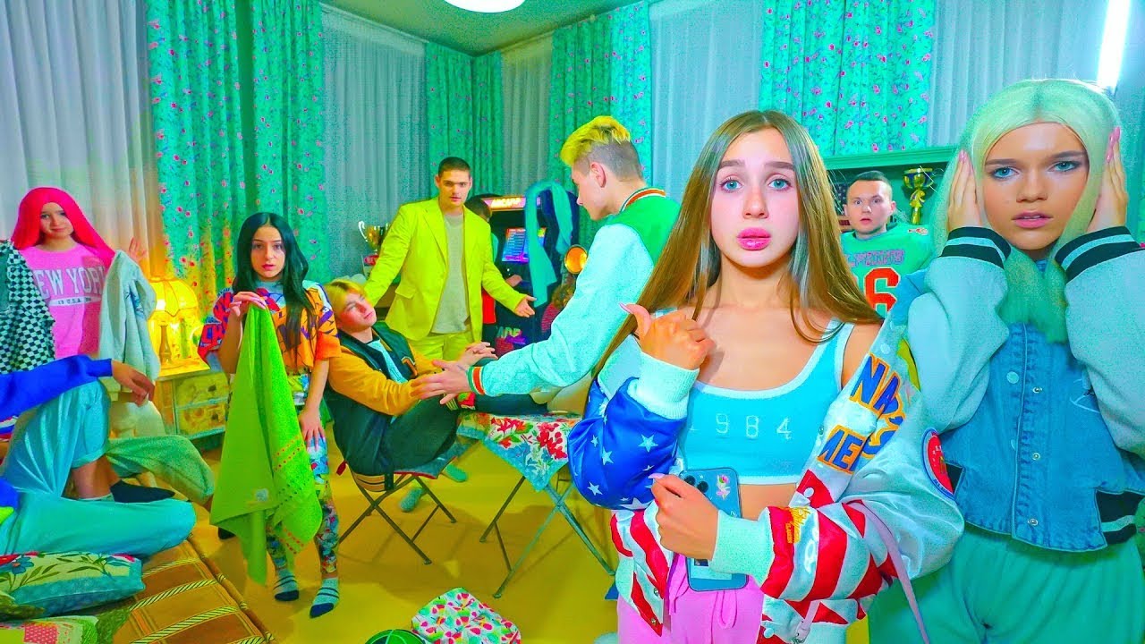 يصاب الجميع بالصدمة مما يحدث في المنزل الأزرق للشباب 😱 Diana وصديقاتها