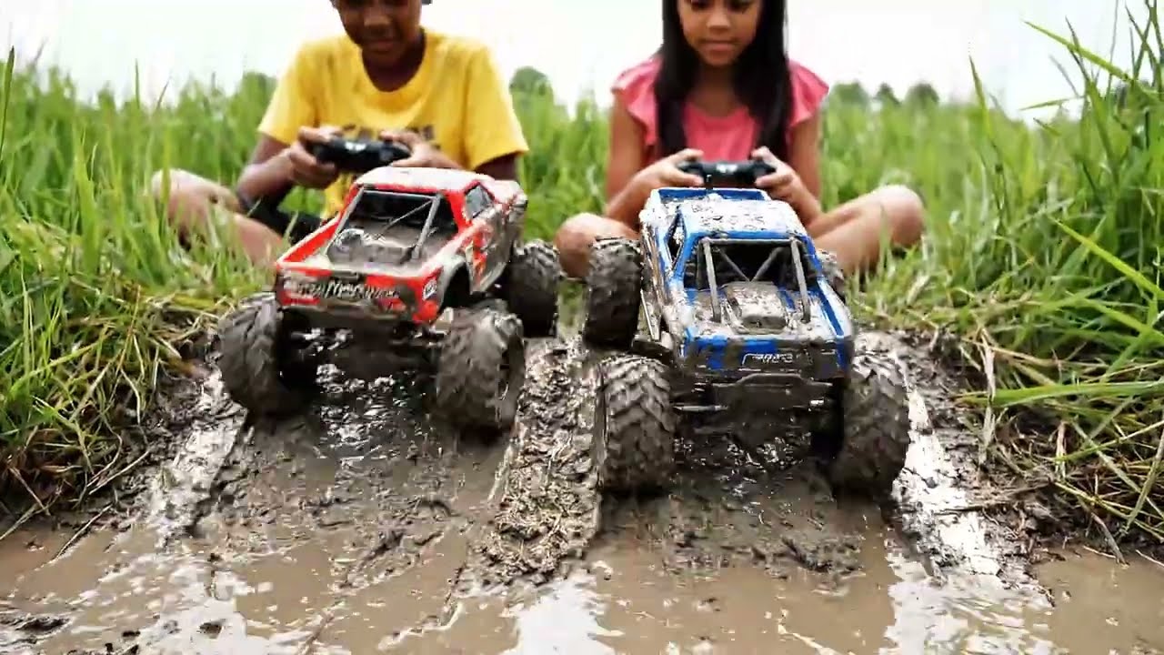 2 Toy RC Trucks Race in Mud  Epic RC Off Road Challenge | DavidRC