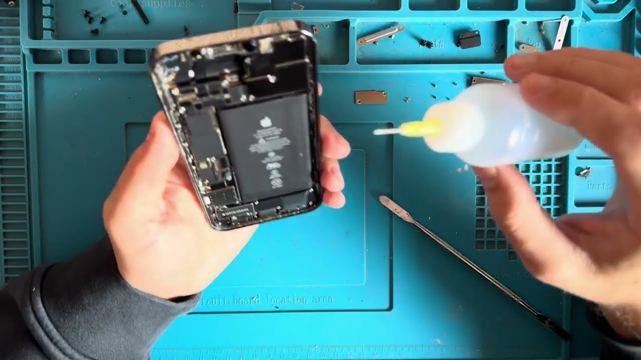 Cómo CAMBIAR la PANTALLA y la BATERÍA de un iPhone 12 Pro en TIEMPO RÉCORD ⏱️