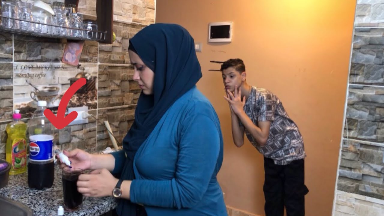 شاف امه وهي بتحط حاجه لابوه في العصير  ومكانش يعرف السبب .. شوفو حصل ايه !