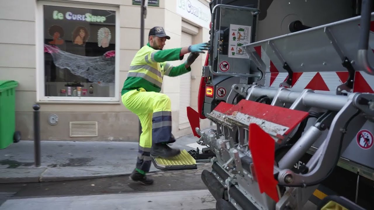 An electric truck in Paris ⚡