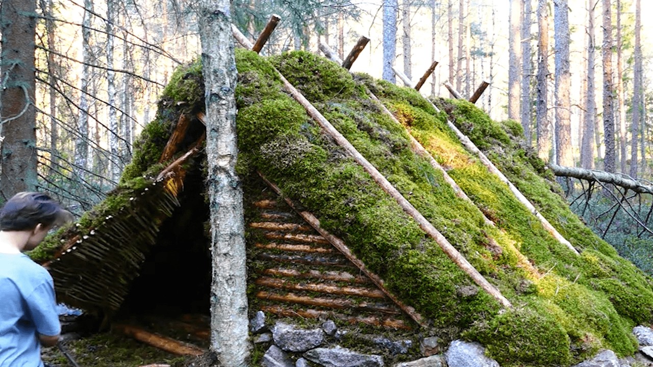 The young man built a beautiful wooden house in the forest-my life bushcraft