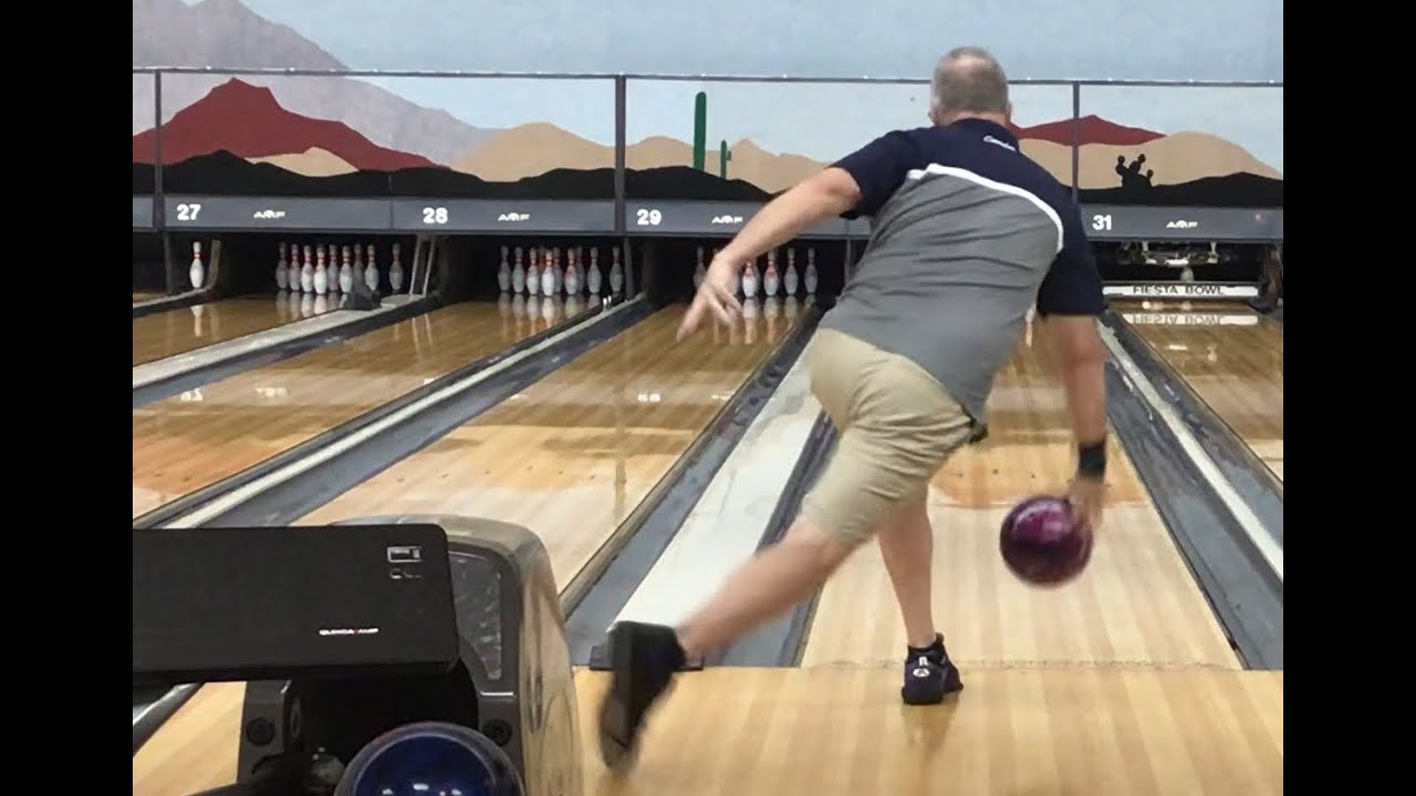 Уолтер Рэй Уильямс-младший тренируется, используя правую и левую руку, 6 января 2025 года на стад...