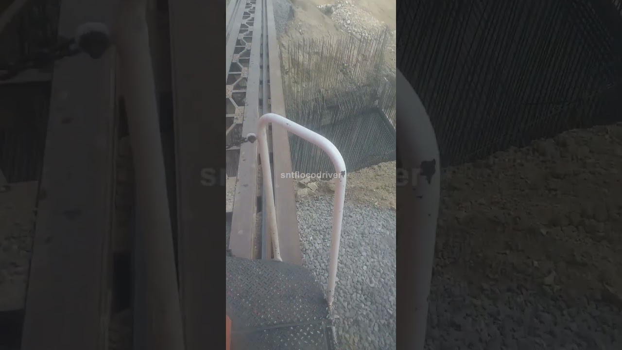 لحظة مرور القطار فوق  جسر اثناء انشاءه