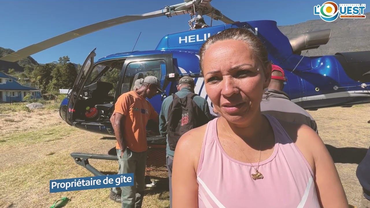 Formation des giteurs de Mafate à l'accrochage des big bags de déchets aux hélicoptères