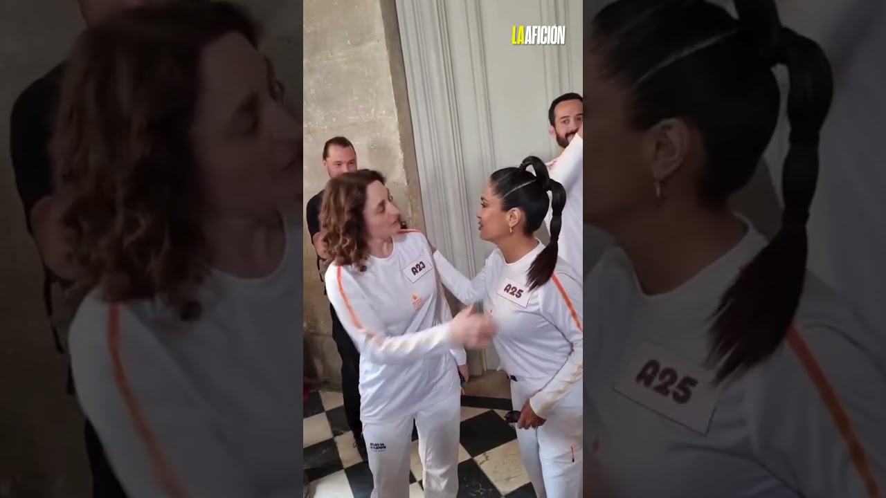 ¡Orgullo latino! Salma Hayek porta la antorcha olímpica en el Palacio de Versalles