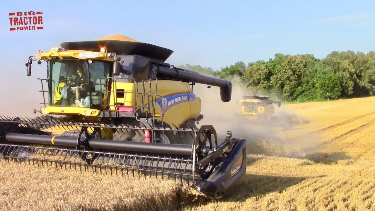 New Holland CR8090 Twin Rotor Combines Harvesting Wheat