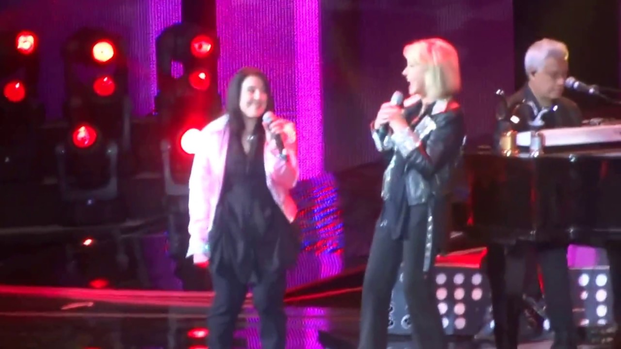 Olivia Newton-John - Summer Nights  & We Go Together #Vi&ntilde;a2017 (Live fom Vi&ntilde;a del Mar 2017)