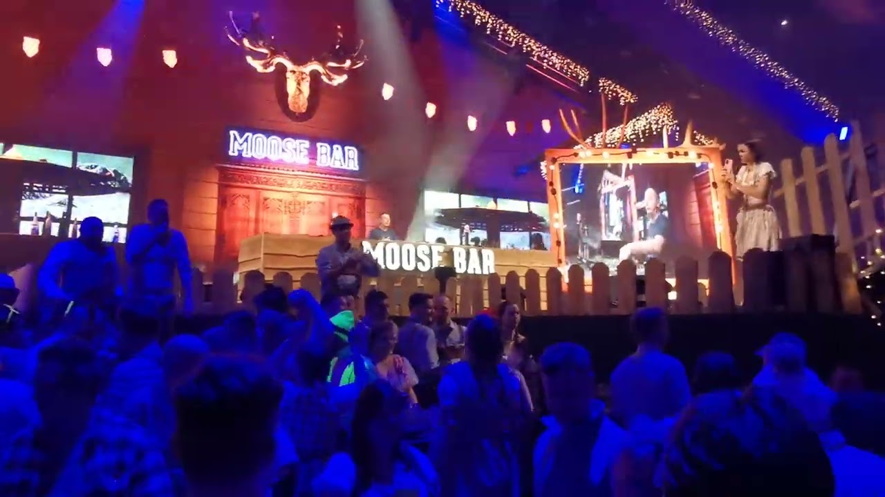 Tom Cosyns live tijdens Qmusic presenteert Moose Bar XXL in de AFAS Dome in Antwerpen!