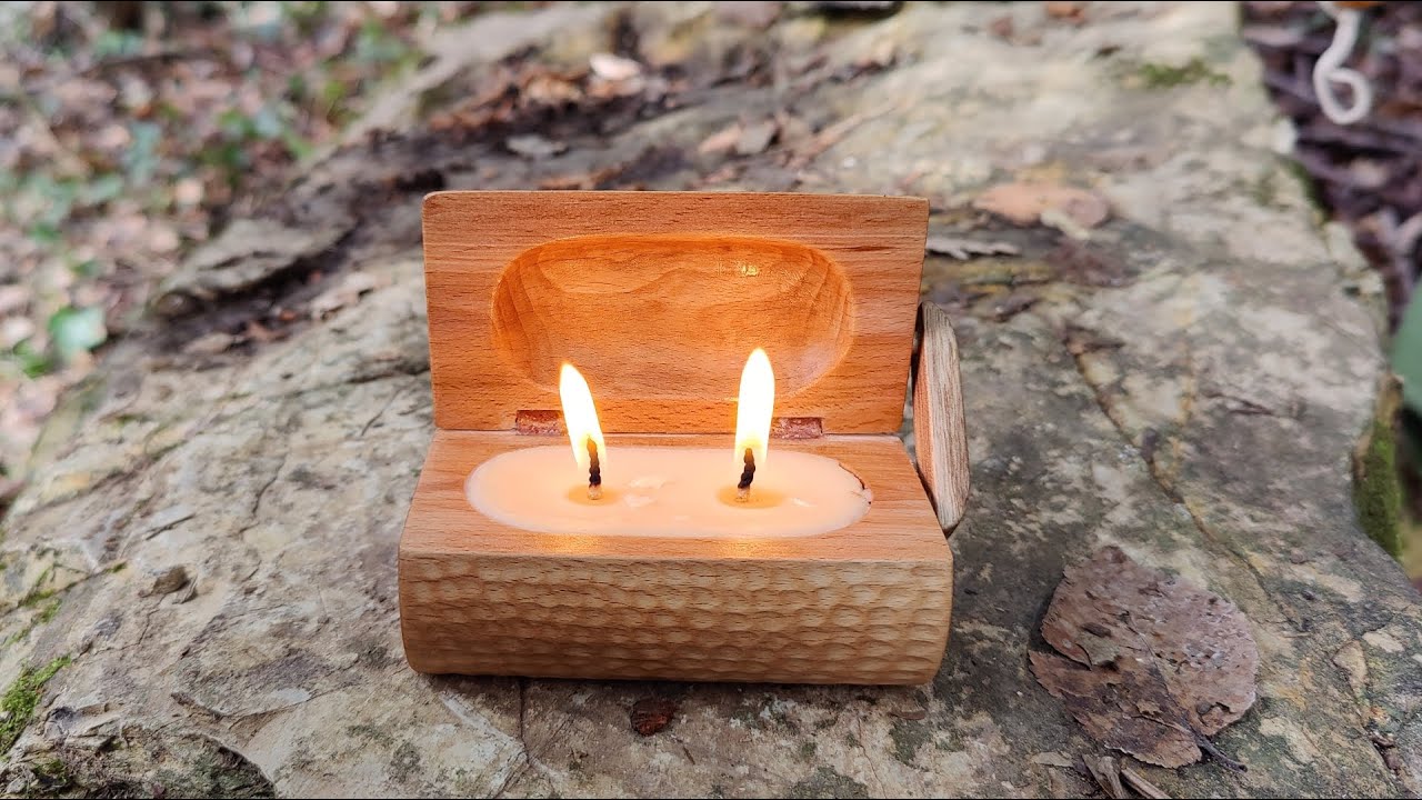 Porta candele in un tronco d'albero.