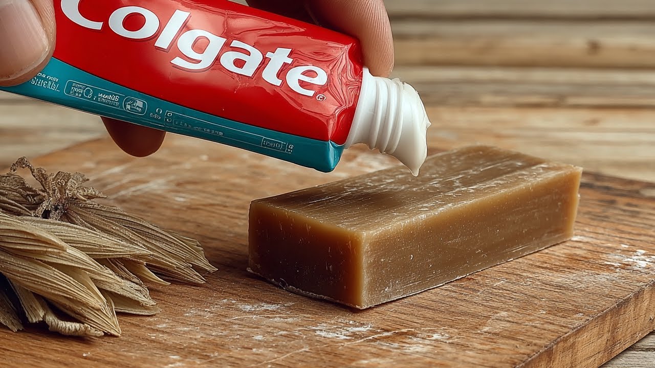 Mix soap, toothpaste and baking soda! Trust me, everything will be BRILLIANT!