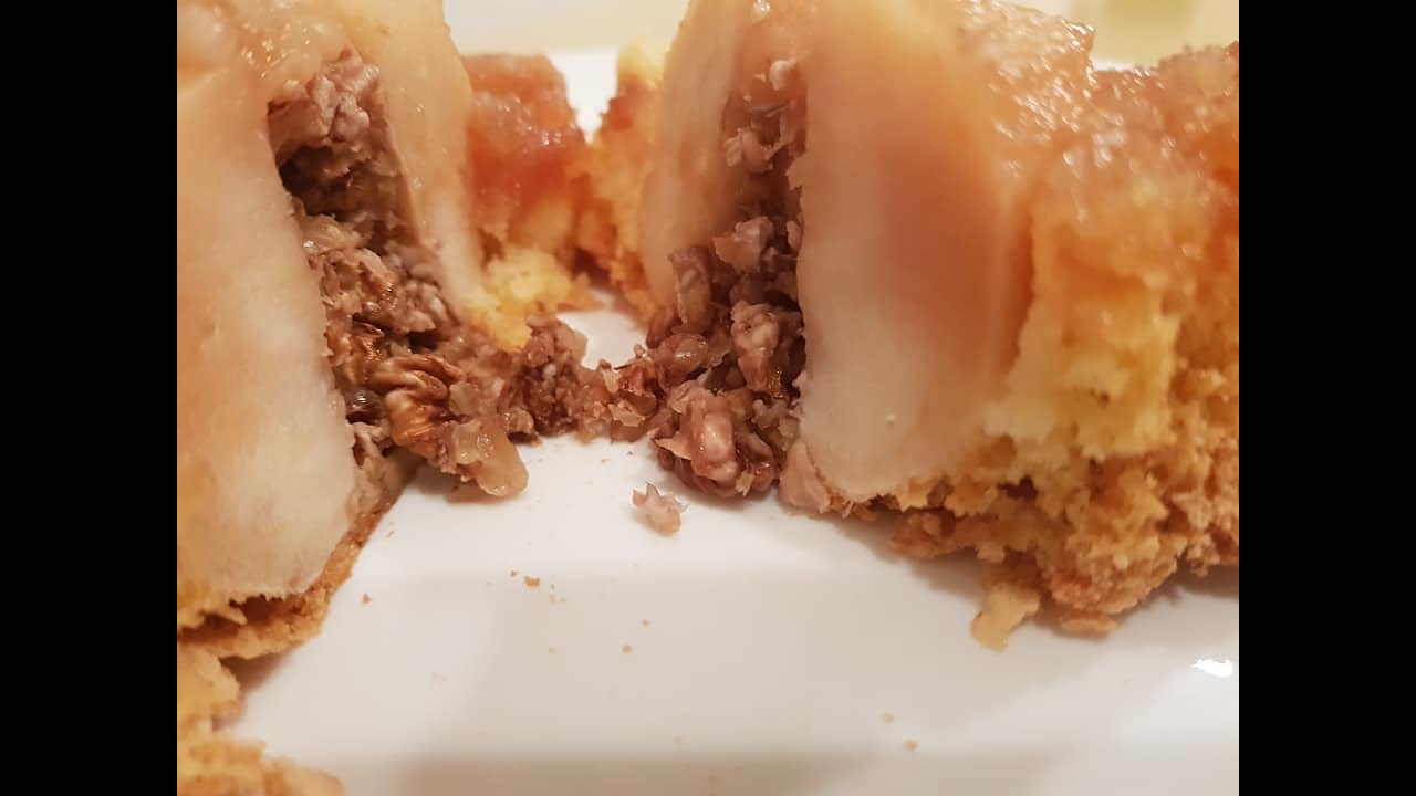 КОЛАЧ СО ЈАБОЛКА И ОРЕВИ