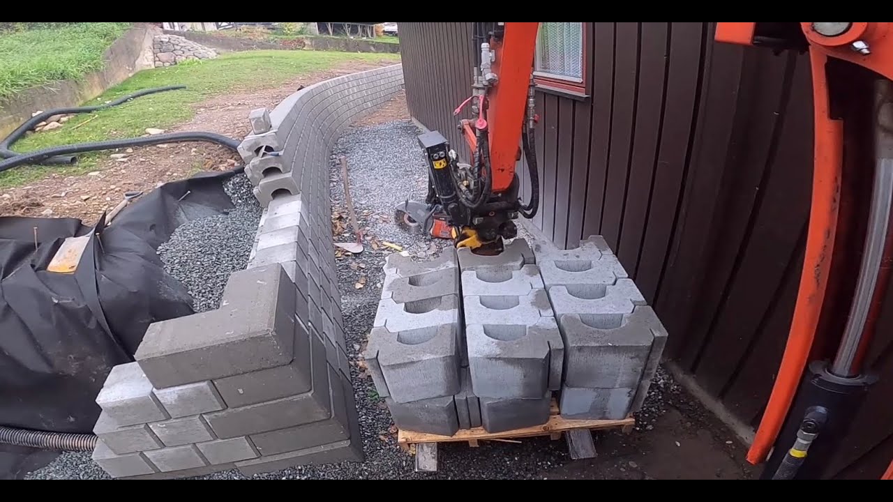 Asak Mini støttemur med hjørne og bue på trang plass. Retaining wall with corner and arch.