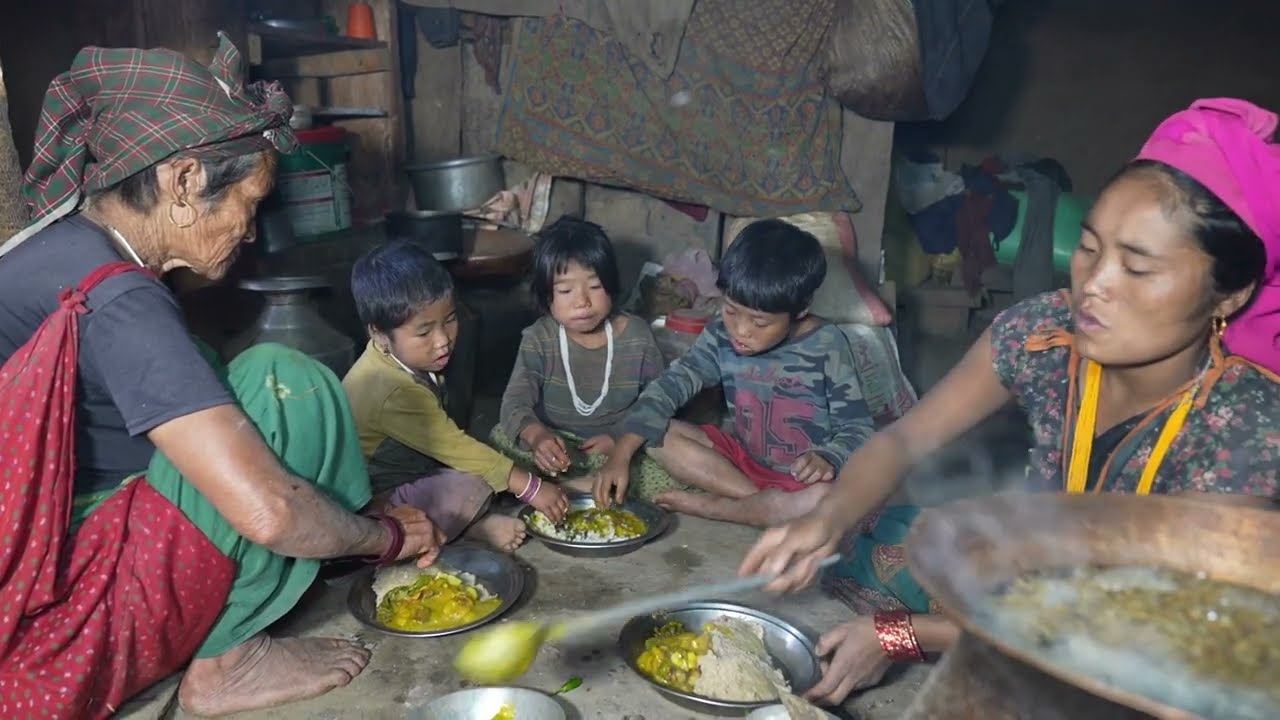 Happy family || Cooking and eating food by using primitive technology