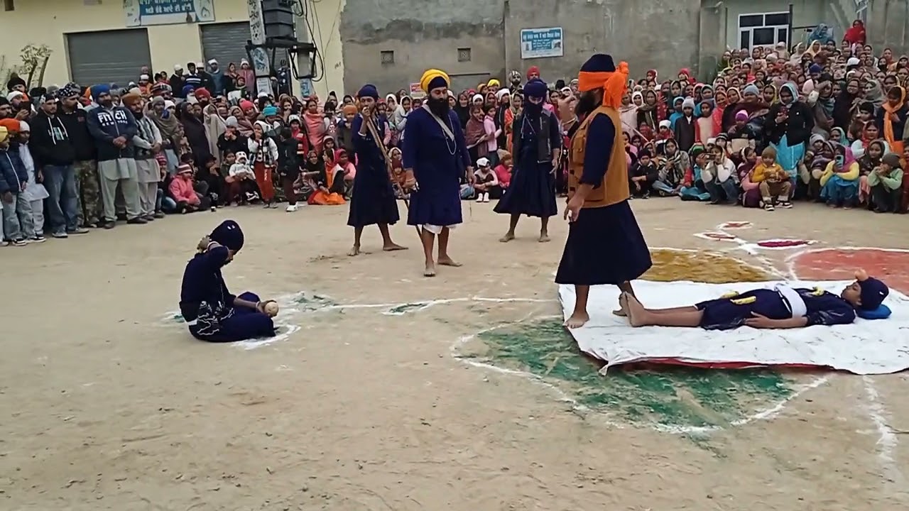 ਅੱਖਾਂ ਬੰਨ੍ਹ ਕੇ ਬੱਚਿਆਂ ਉੱਪਰ ਰੱਖੇ ਫਲ ਕੱਟੇ ਤਲਵਾਰ ਨਾਲ ਦੇਖੋ ਜ਼ਰੂਰ 😲