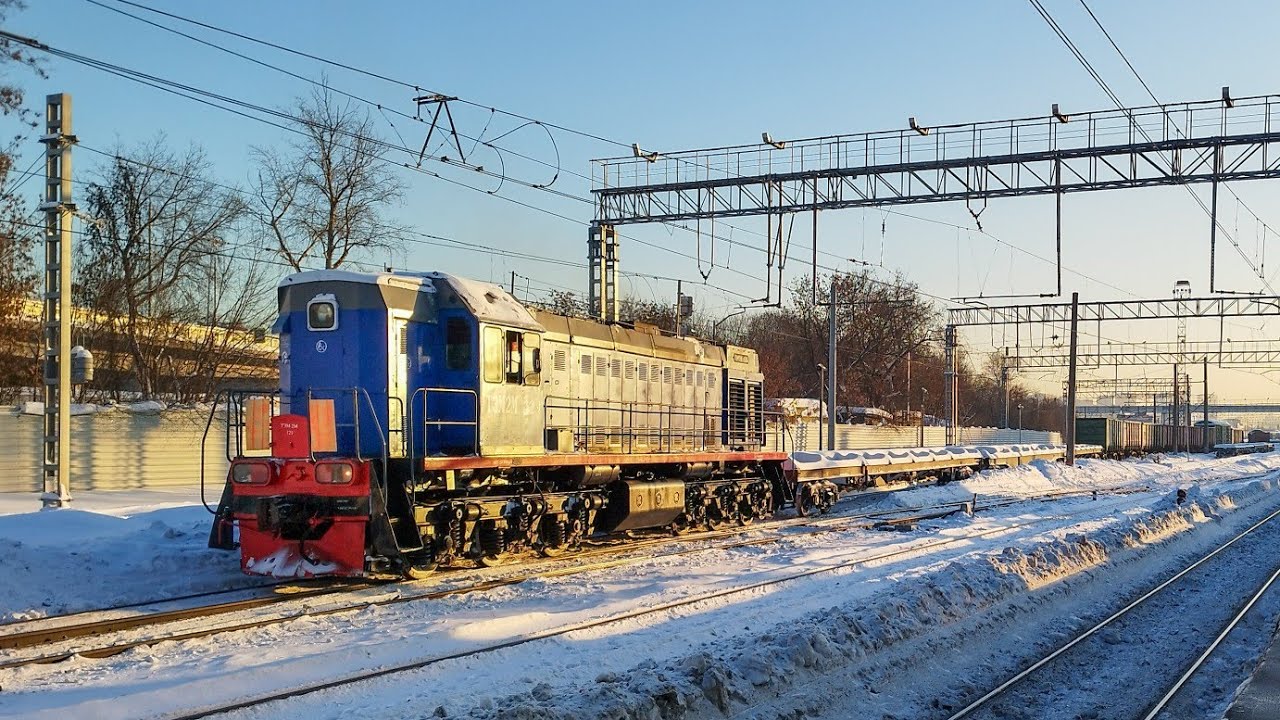 Тепловоз ТЭМ2М-129 переставляет вагоны по станции Люблино-Сортировочное. 