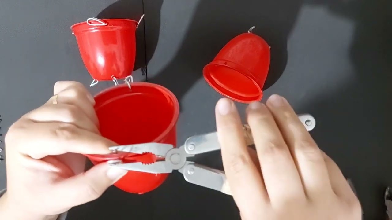 Vasos pendentes com potinhos de extrato de tomate #decoração #reciclagem