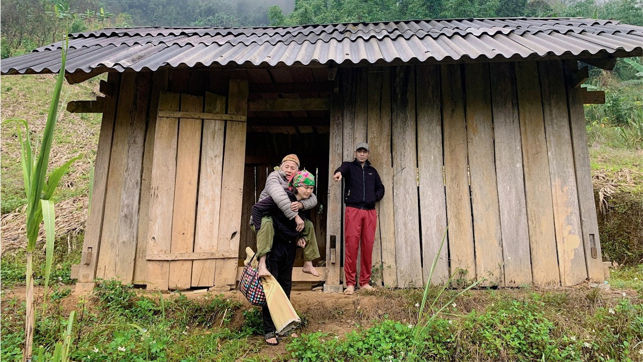 Unexpectedly Evicted from an Abandoned House - Homeless Life with Her 80-Year-Old Paralyzed Father