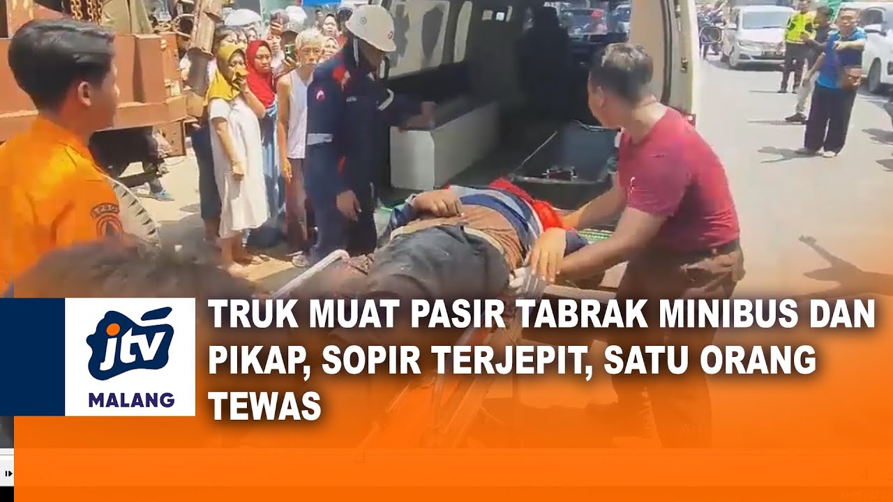 TRUK MUAT PASIR TABRAK MINIBUS DAN PIKAP, SOPIR TERJEPIT, SATU ORANG TEWAS | JTV MALANG