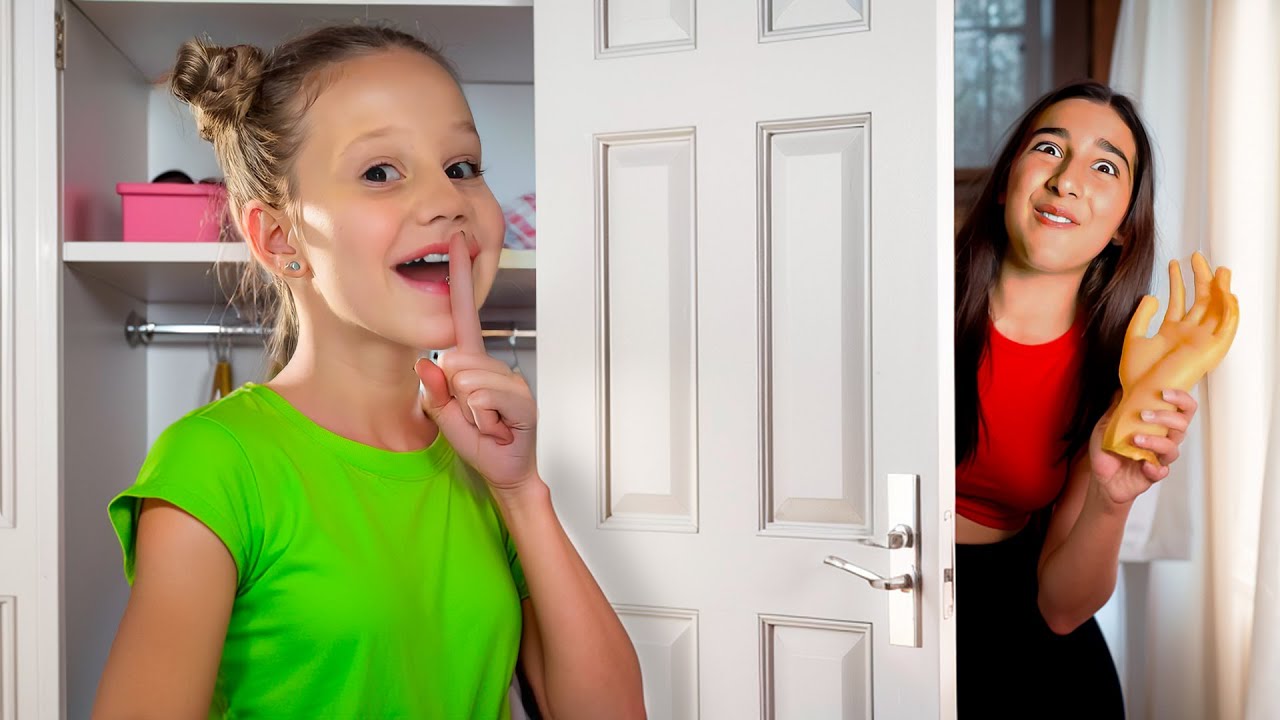 Nastya ve Evelyn saklambaç oynuyor