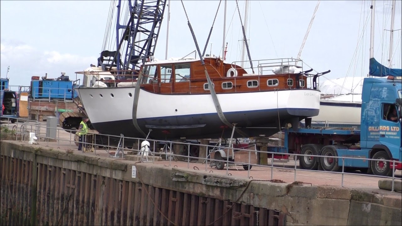 A CRANE STARTS TO TOPPLE OVER LIFTING A BOAT  AT WATCHET MARINA 23 AUGUST 2017