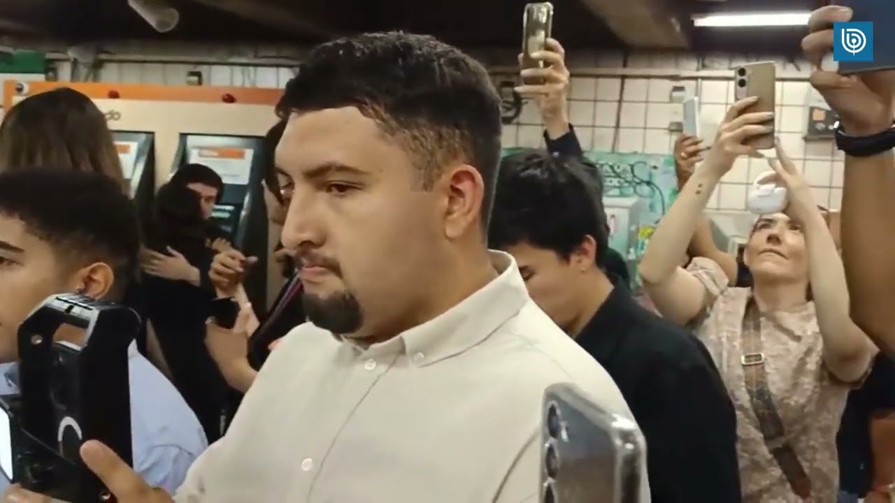 Coro Sinfónico Universidad de Chile interpretó Carmina Burana para pasajeros del metro de Santiago