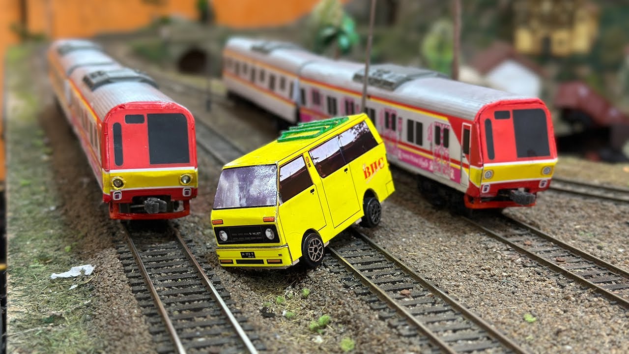 Kereta Api KRL Commuterline Bermesin Anjlok Menabrak Angkot Sampai Terguling dari Rel - Miniatur KAI