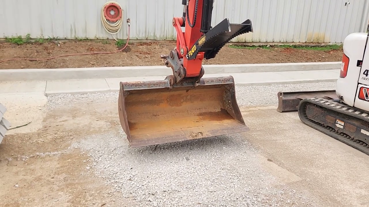 How to use bucket quick attach on a Kubota Kx080. Hope this helps.
