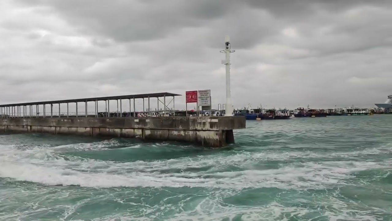 Boat ride from marina south pier to Lazarus island #singapore 