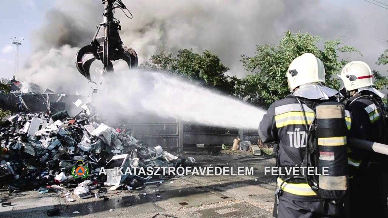 Kigyulladt elektronikai hulladék oltása Csepelen | TŰZOLTÓK BEVETÉSEN