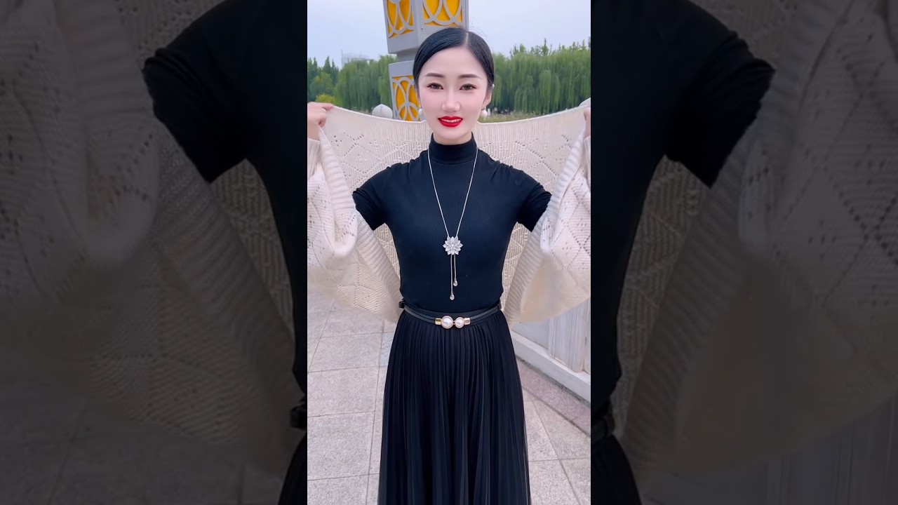 Elegant in White: Shawl with Sleeves for a Radiant Look#short #viralvideo #trending #utubeshorts