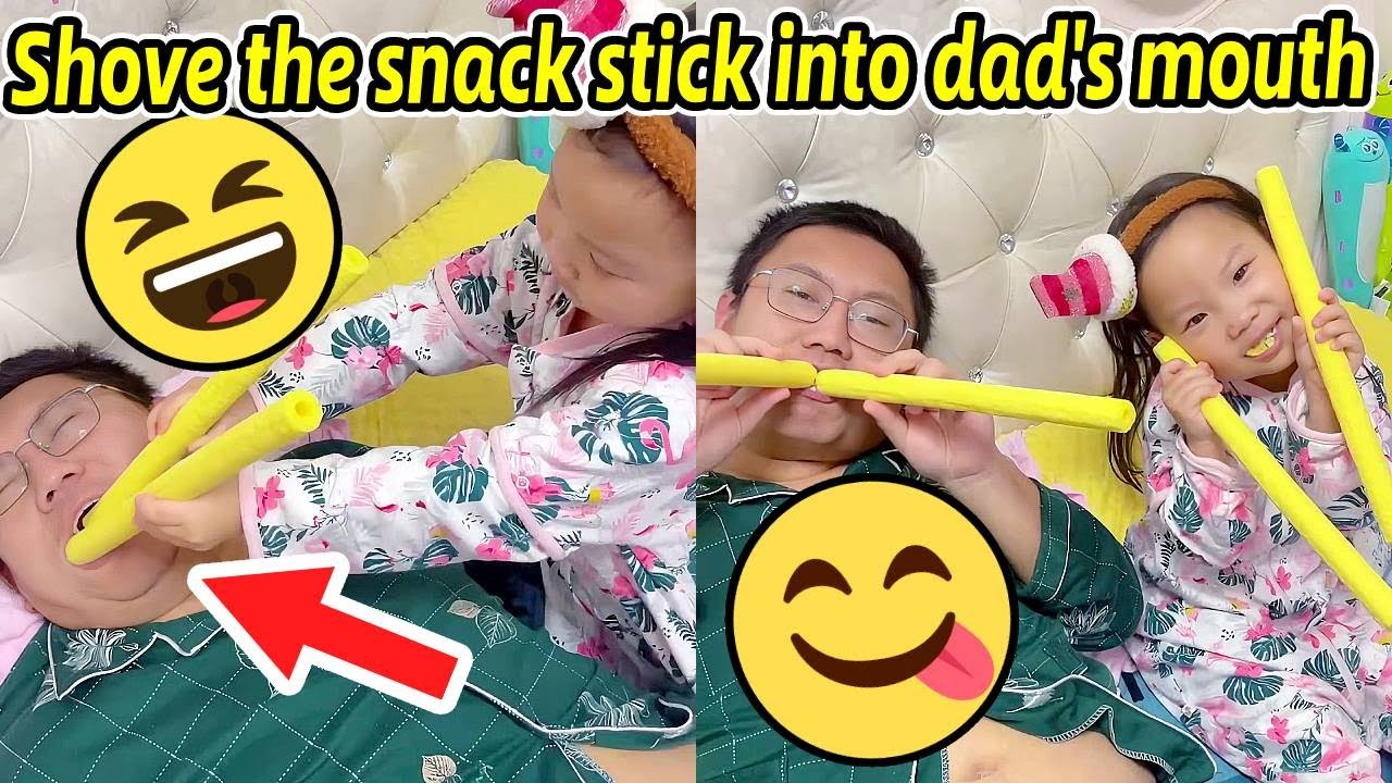 把零食棒塞爸爸嘴裡！太好玩了 【Shove the snack stick into dad's mouth】#父女日常 #男人帶娃系列 #爹帶娃系列 #baby