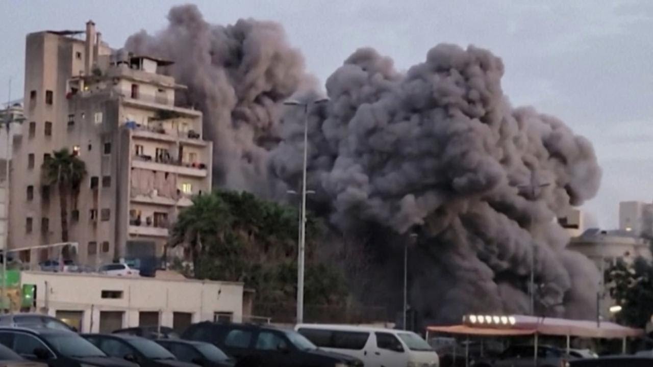 Palazzo da 15 piani IMPLODE sotto il raid israeliano A BEIRUT. L'IDF: 