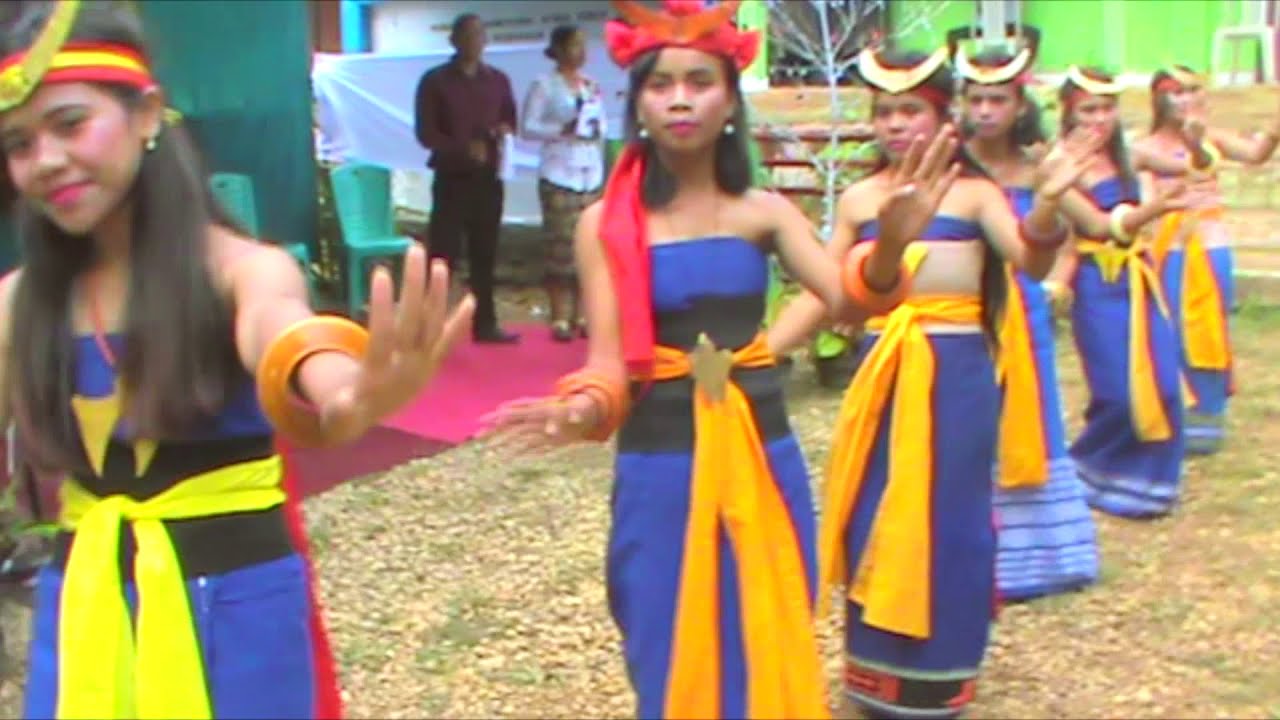 Kompak Tarian Tradisional Sumba Barat Oleh Siswa SMP Negeri 5 Waikabubak Pada Saat Natal Sekolah.
