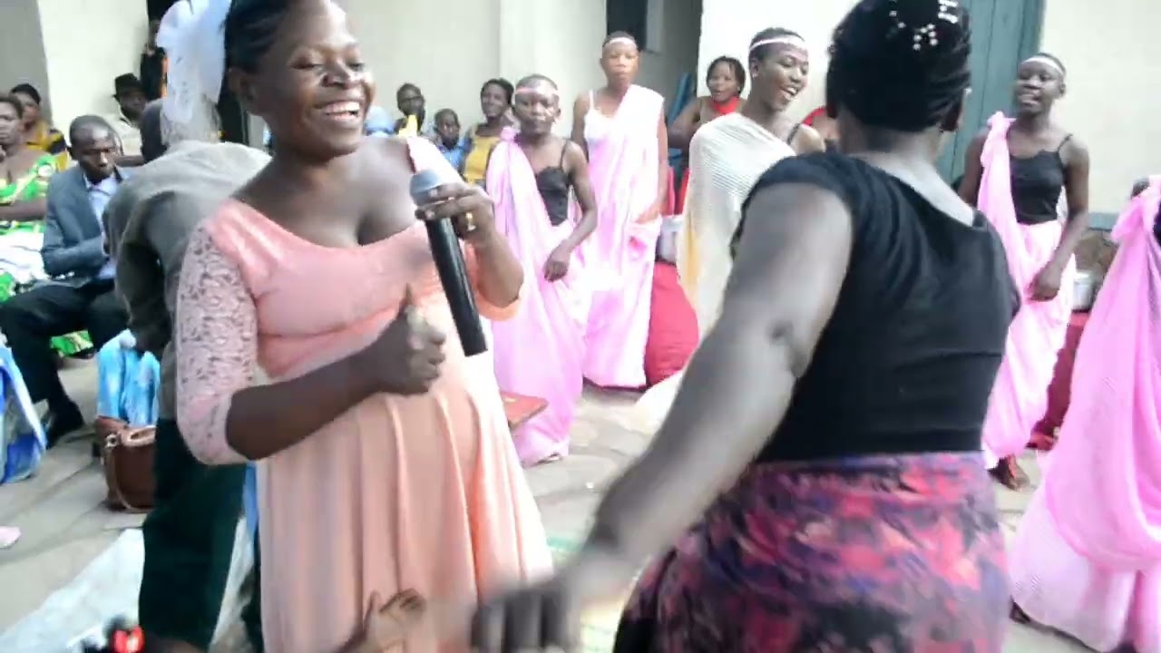 Ubuzima by mediatrisse. imwe mu ndirimbo zisusurukije abatashye ubukwe bwe