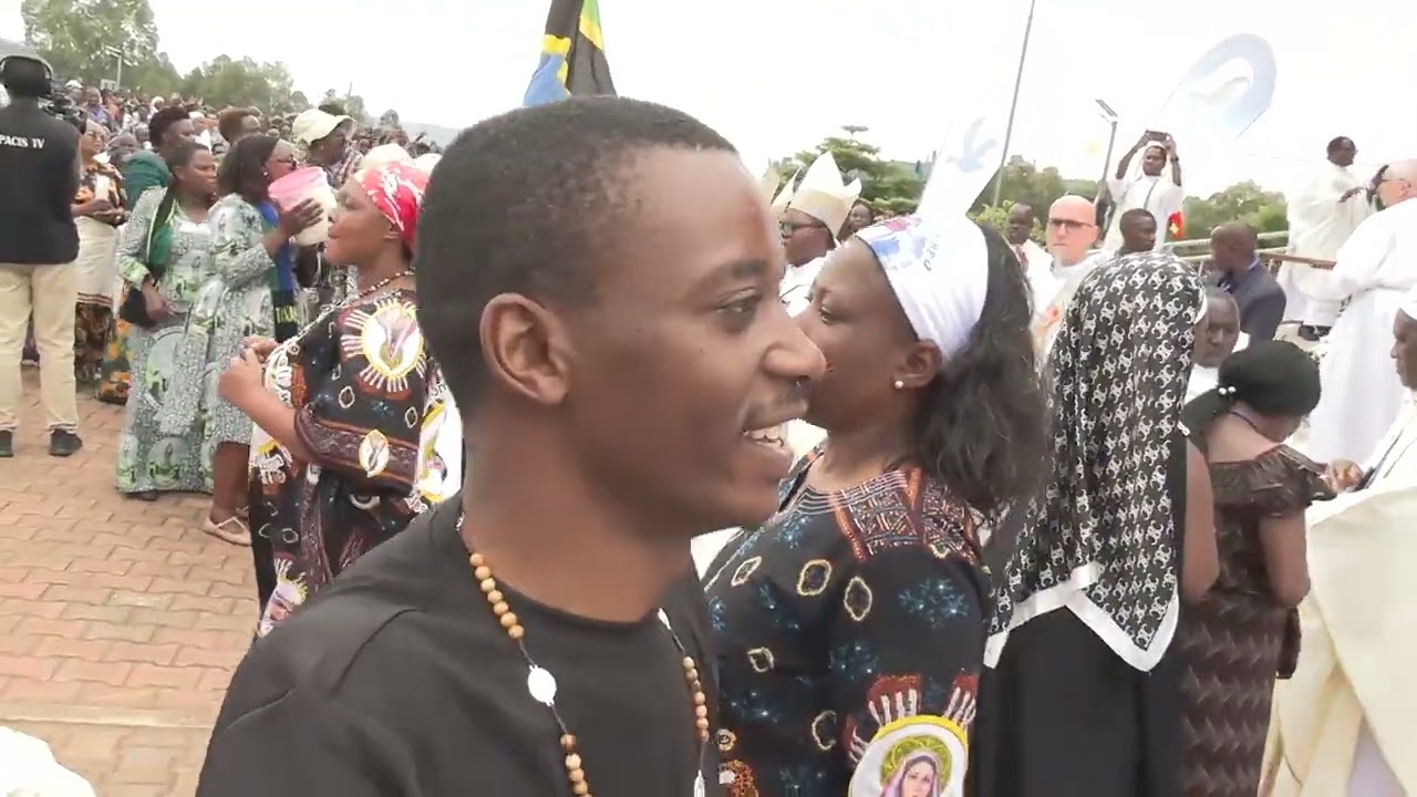 Kibeho:  Benshi baje kwizihiza Isabukuru ya 44 y'amabonekerwa, bazanye n'amaturo. Dore umutambagiro