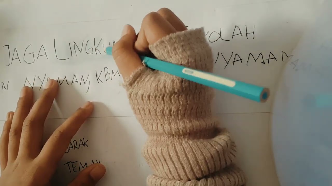 Desain Poster. Menjaga kebersihan dan keindahan lingkungan sekolah - Salsabila Atitah Herli