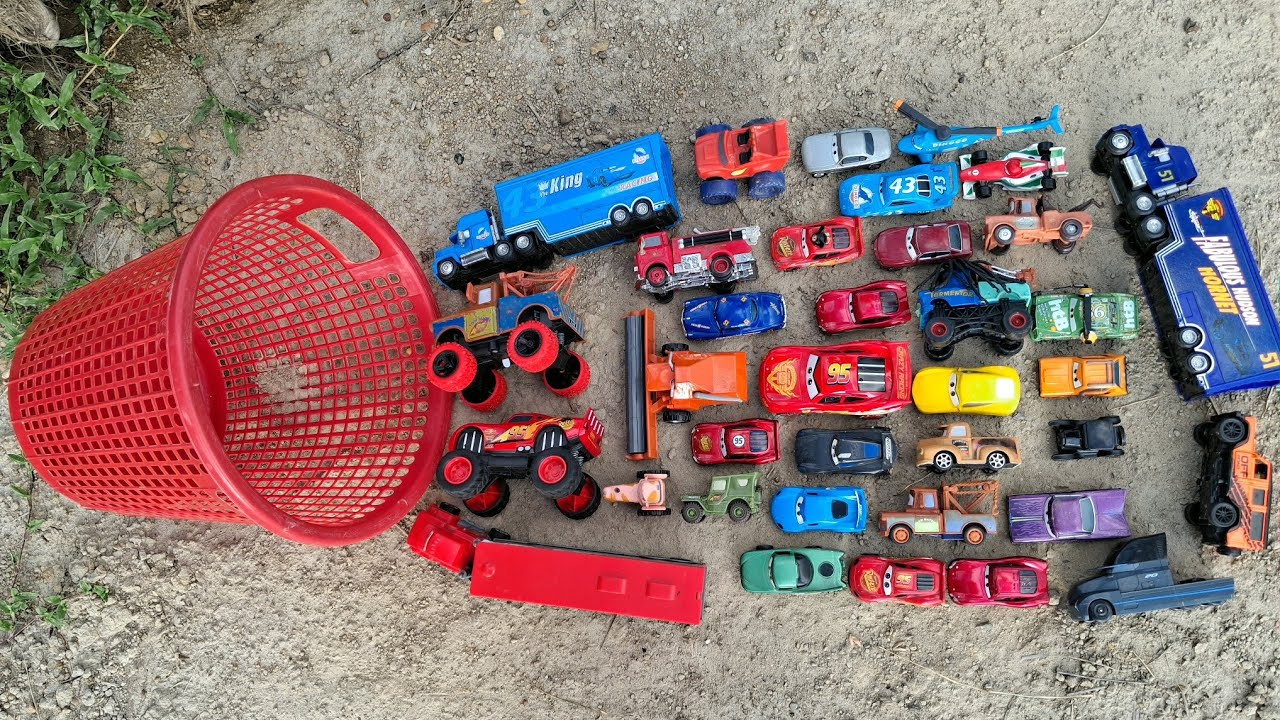 Mengumpulkan banyak mainan mobil mcQueen, tow matter, doc hudson,cruzz, mack, sterling, dinoco king