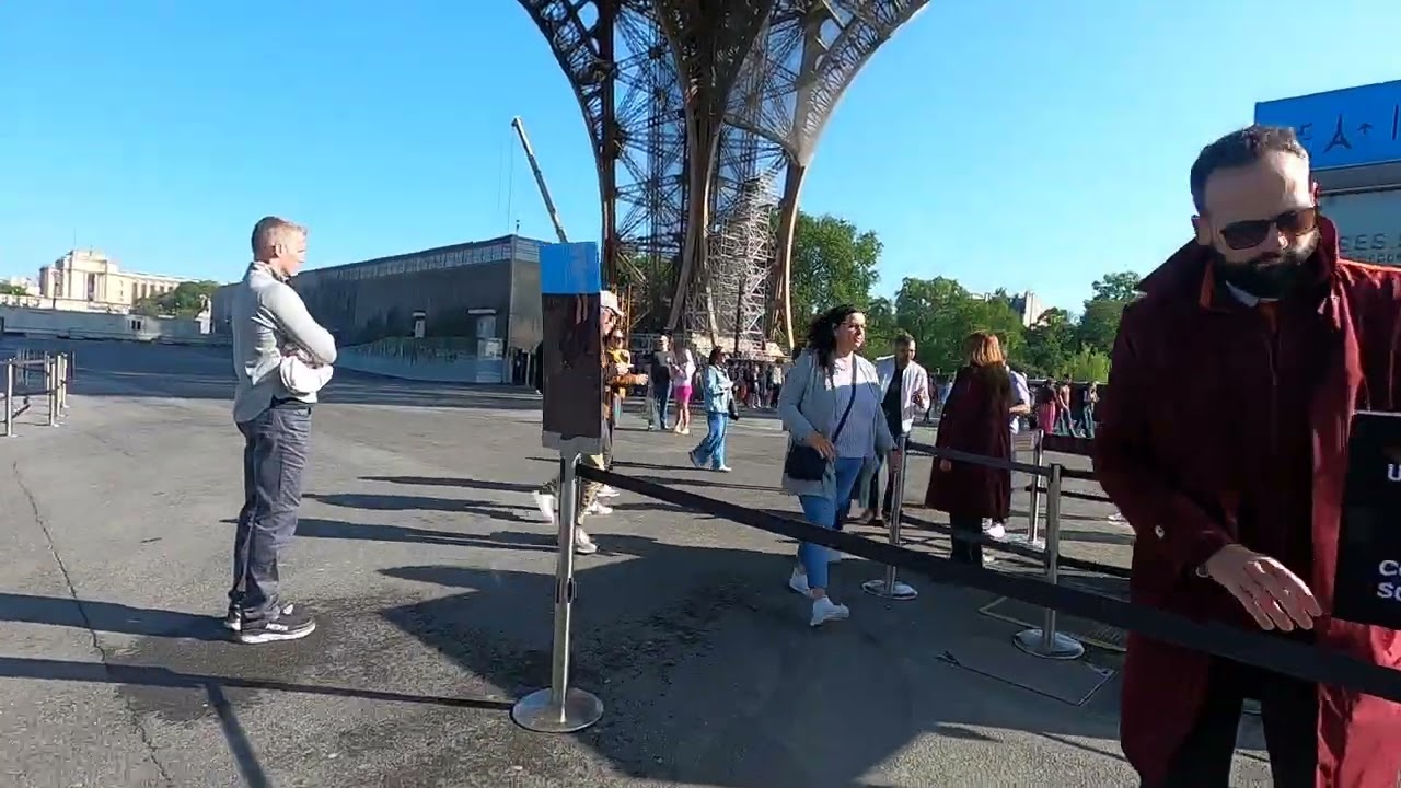 #eiffeltower me entry k liye 2 hours ki line #sameersethi