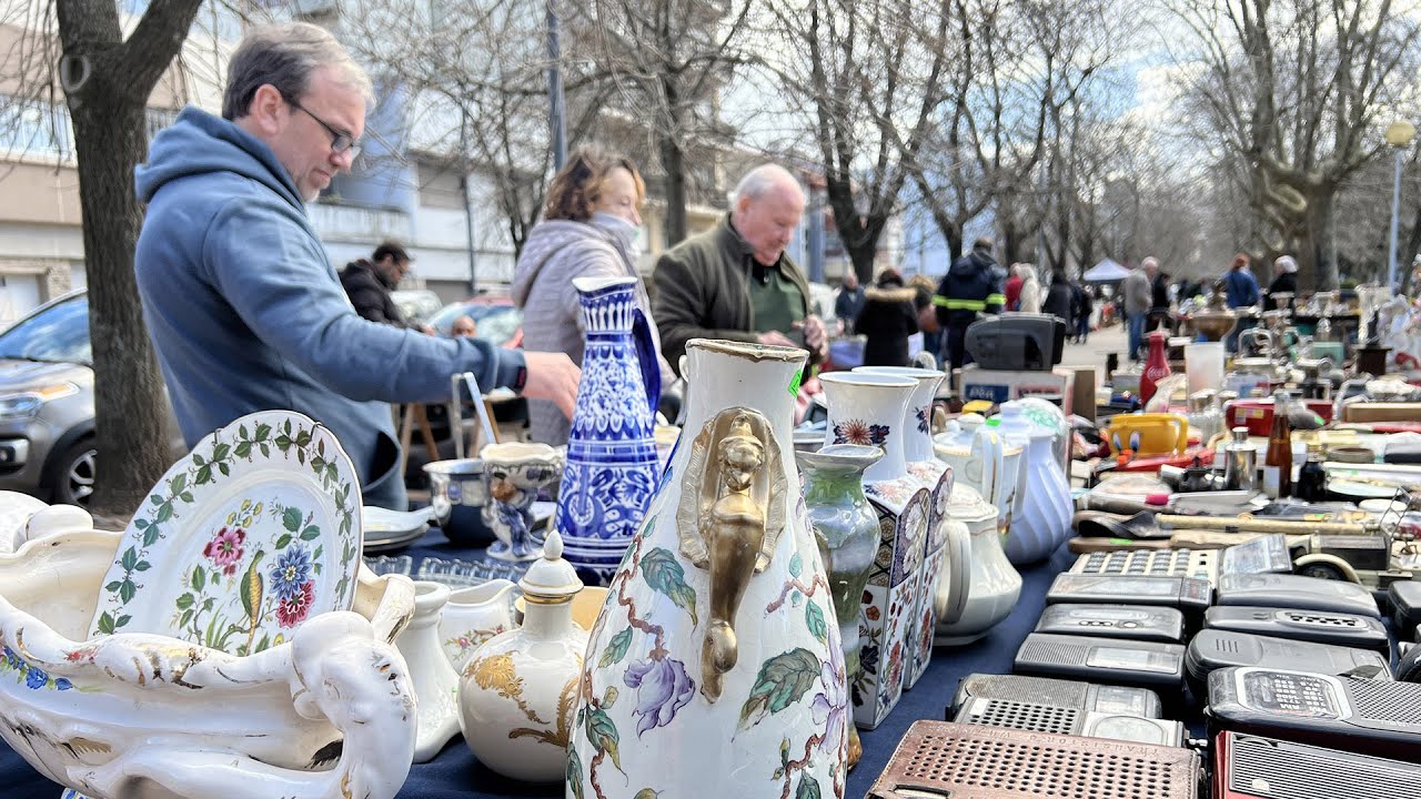 Antigüedades con historias de vidas - Conocimos el Mercado de Pulgas de Plaza Rocha - Mar del Plata